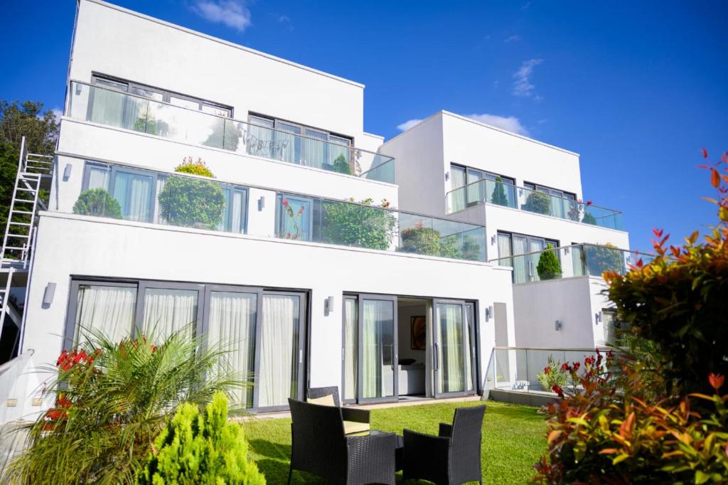 White Stone Apartments Nyarutarama